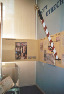 879163 Afbeelding van het begin van de expositie 'Koopt Utrechtsche Waar', de eerste grote tentoonstelling in het ...